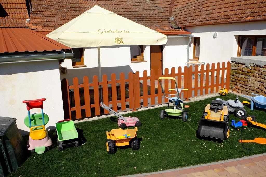 Gasthaus Ubytovani U Maminky Lednice Exterior foto