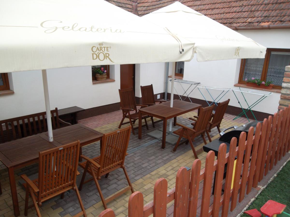 Gasthaus Ubytovani U Maminky Lednice Exterior foto